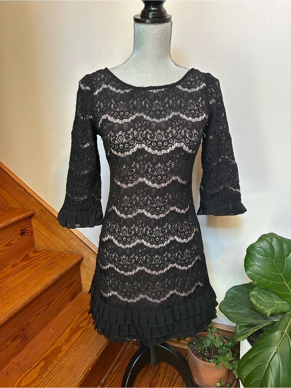 julia jordan Black Lace Long Sleeve Sheath Dress with Pleated Hem
